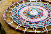 Woven Finger-Knitting Hula-Hoop Rug DIY